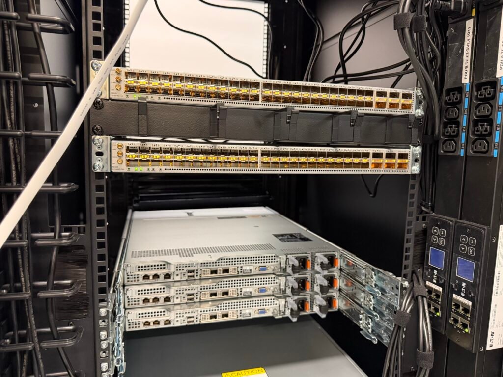 Servere și switch-uri montate în rack, cu cabluri de rețea