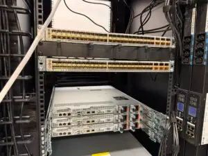 Servere și switch-uri montate în rack, cu cabluri de rețea