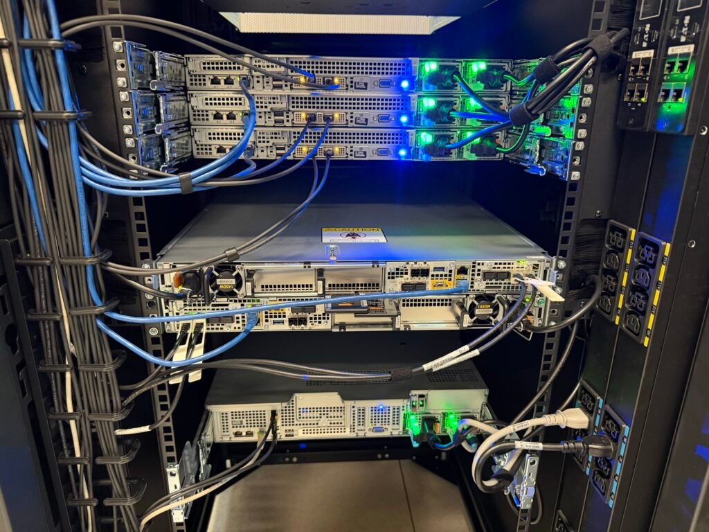 Servere montate în rack, cu LED-uri aprinse
